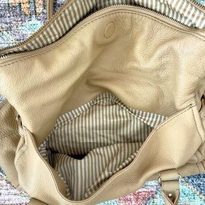 Kate Spade ♠️ shoulder bag, creamy leather with striped lining.